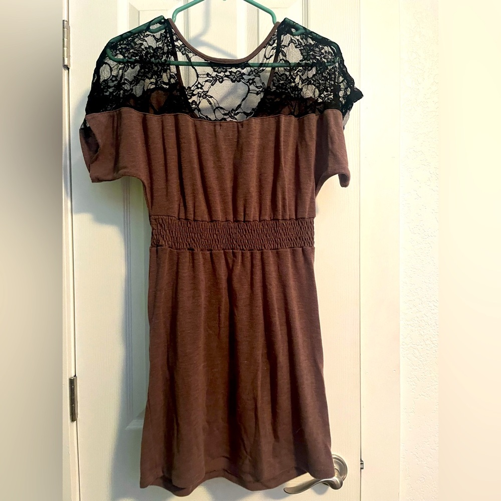 Light sweaterish dress. It’s a brown with black lace. Has two pockets.